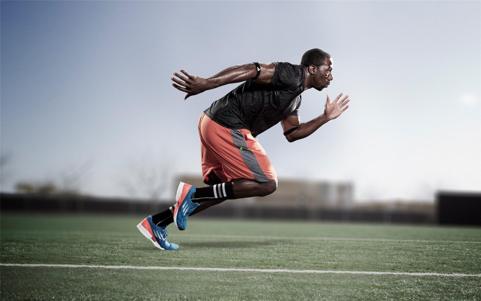 国足主场红旗海洋涌动，标语浪潮烘托热烈气氛